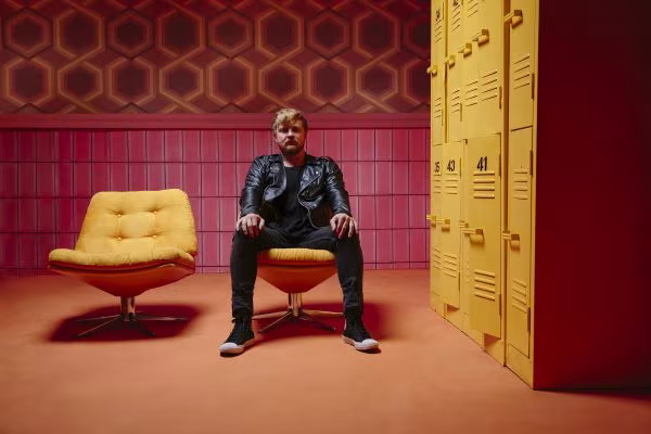 Francois Van Coke Reik "Die Wêreld Is Mal" Video Uit 3