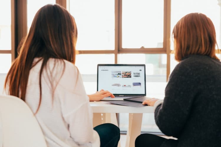 Women working on computer - blog performance