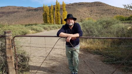 Andries Bezuidenhout - Spoorlangs