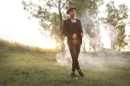 Kahn Morbee - She Takes Me Home