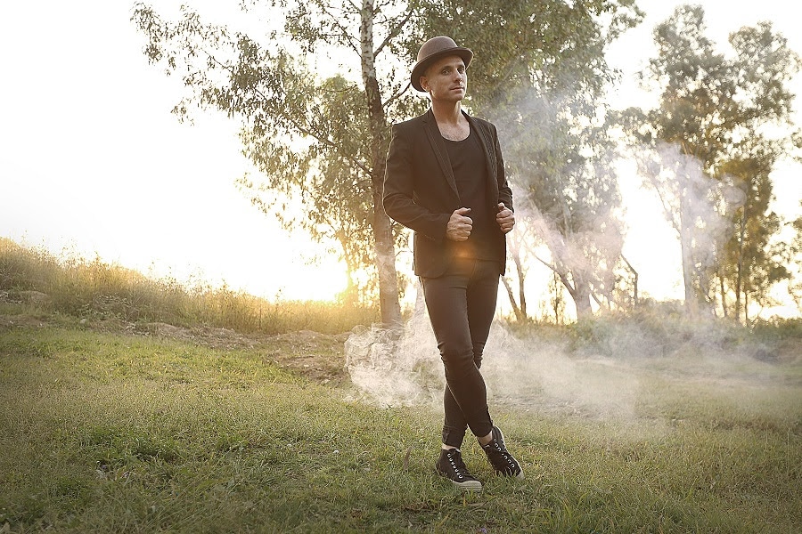 Kahn Morbee - She Takes Me Home