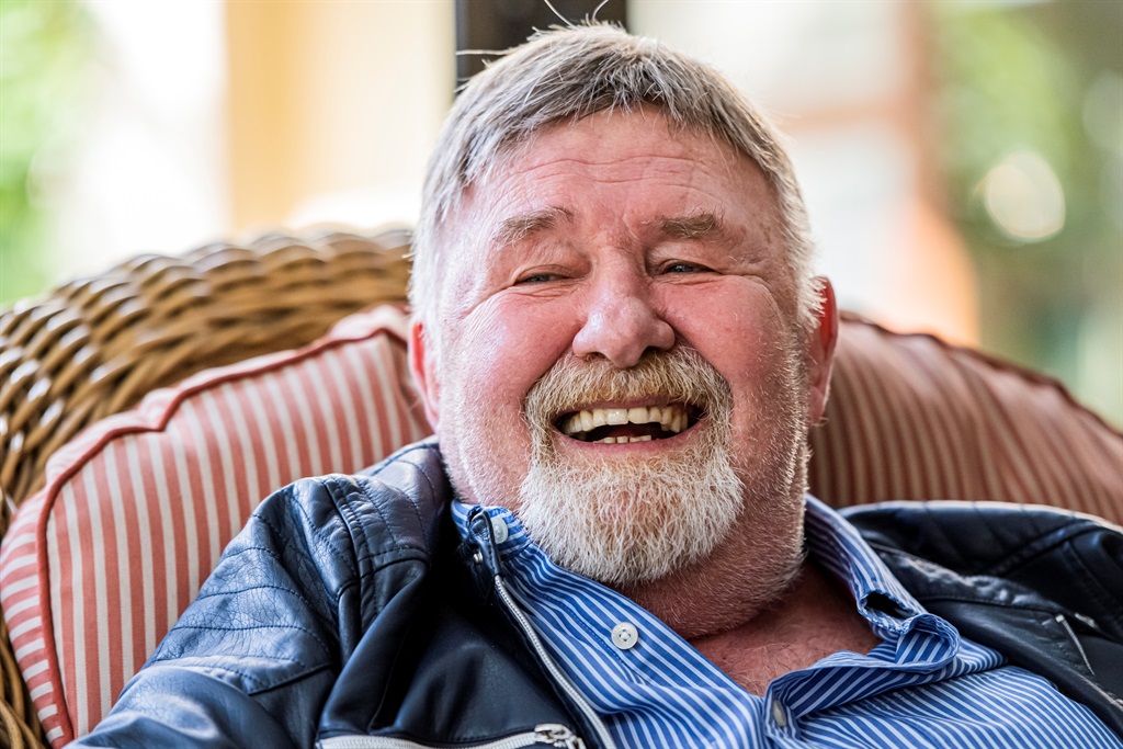 Leon Schuster eer Rassie Erasmus met Nuwe Rugbyliedjie 5 Leon Schuster